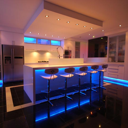 Éclairage architectural moderne d'une cuisine moderne avec DEL bleu