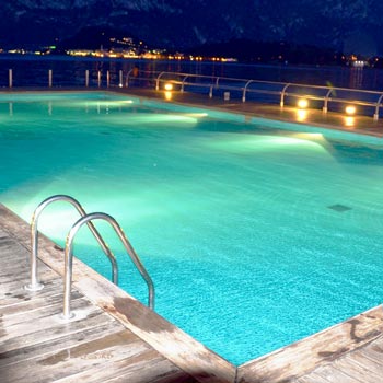 Éclairage extérieur d'une piscine en plein air